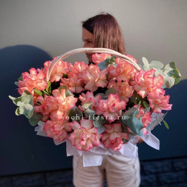 25 Французских роз Джумилия в корзине в Курске