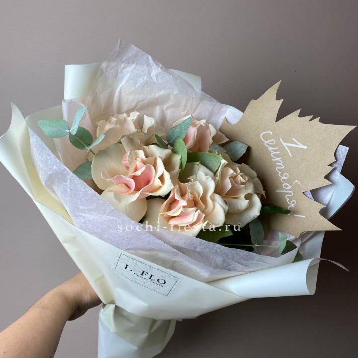 Букет кремовых роз к дню знаний в Курске