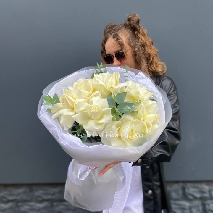 7 Белых французских роз  в Курске