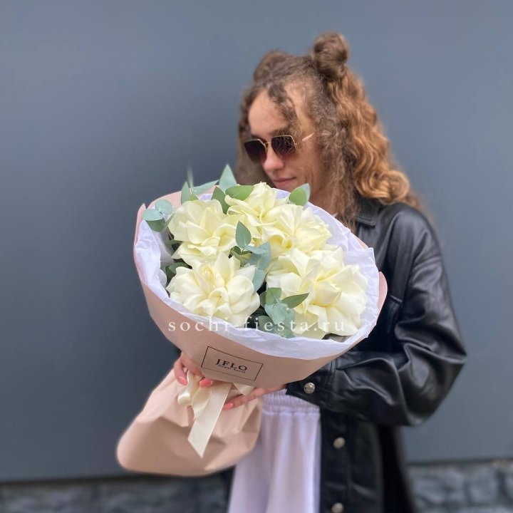 5 Белых французских роз в Курске