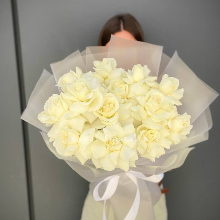 13 белых роз в Курске