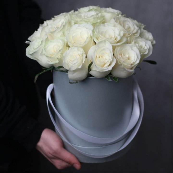 15 белых роз в цилиндре в Курске