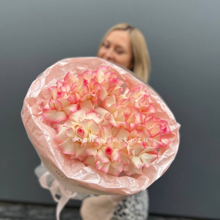 9 французских роз Джумилия в нежном оформлении в Курске