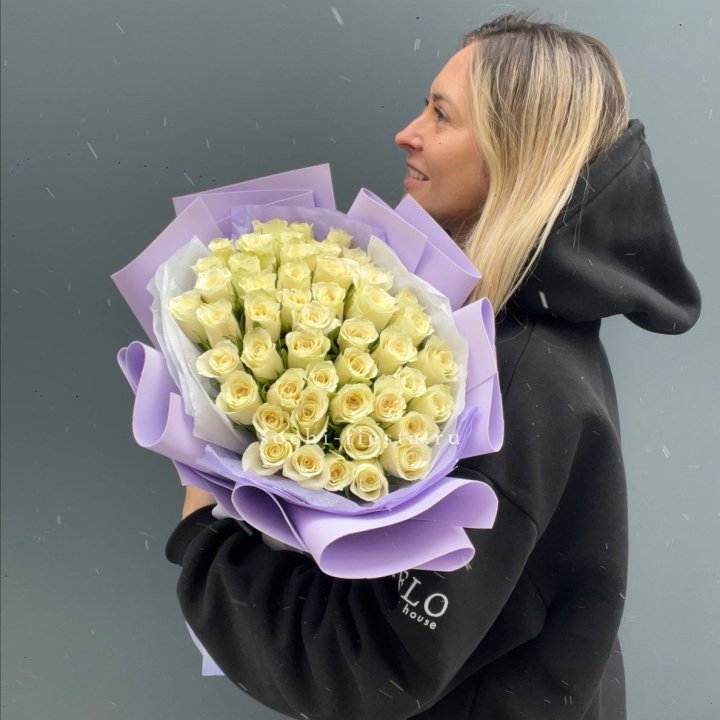 51 белая кенийская роза в оформлении в Курске
