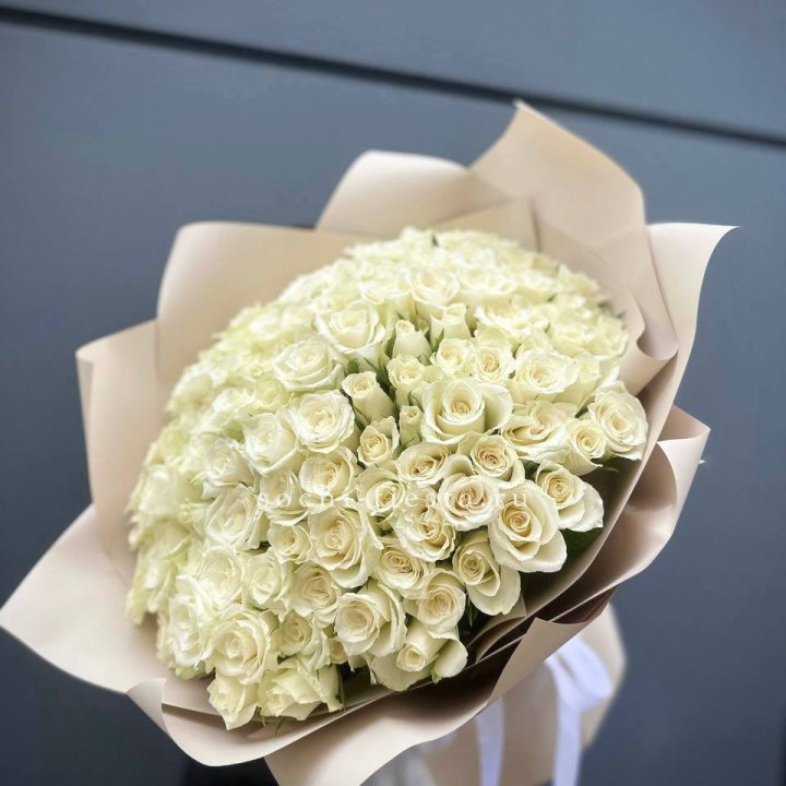 101 белая роза Атена в Курске