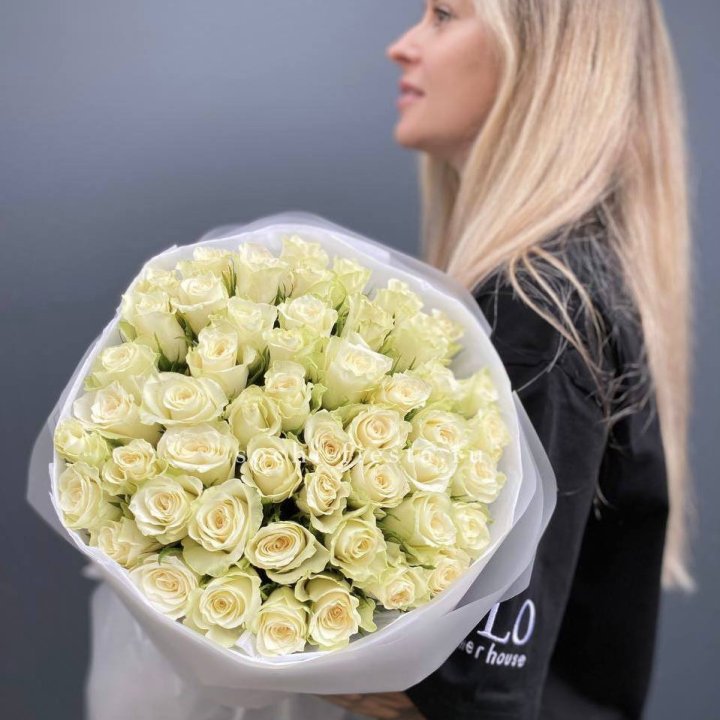 Воздушный букет из 51 белой кенийской розы в Курске