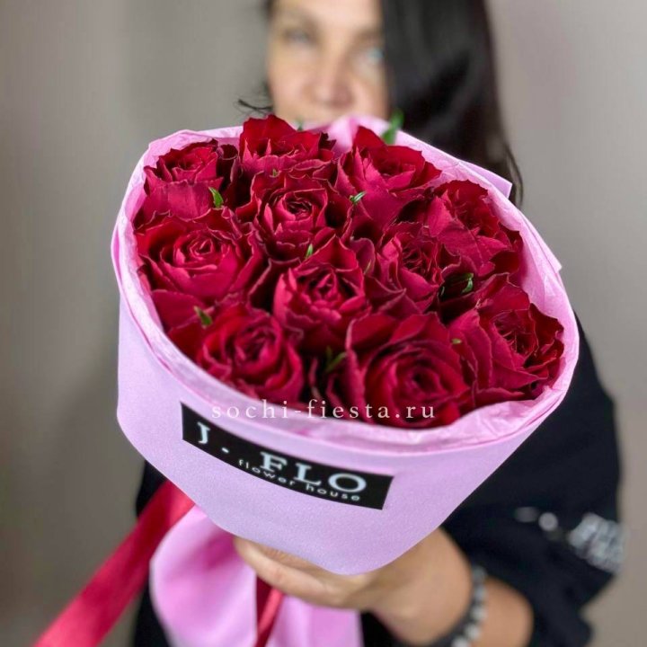 11 красных роз мадам ред в Курске