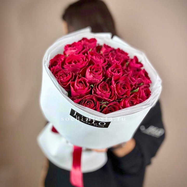 Букет красных роз мадам ред в Курске