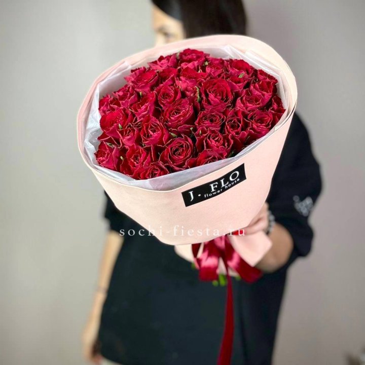 35 кенийских роз в Курске