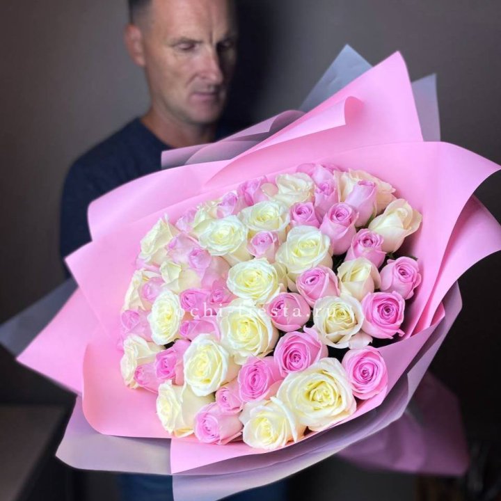 51 белых и розовых роз в Курске