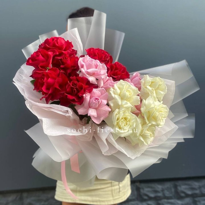 Микс из 17 роз в Курске