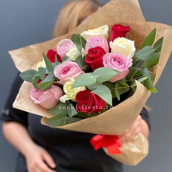 Букет из 15 роз с эвкалиптом в Курске
