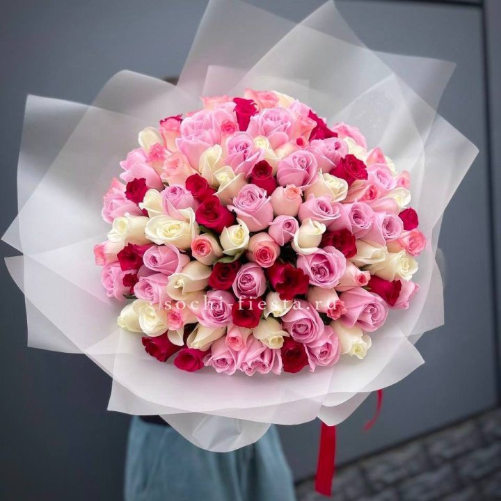 101 разноцветная роза "Карусель" в Курске