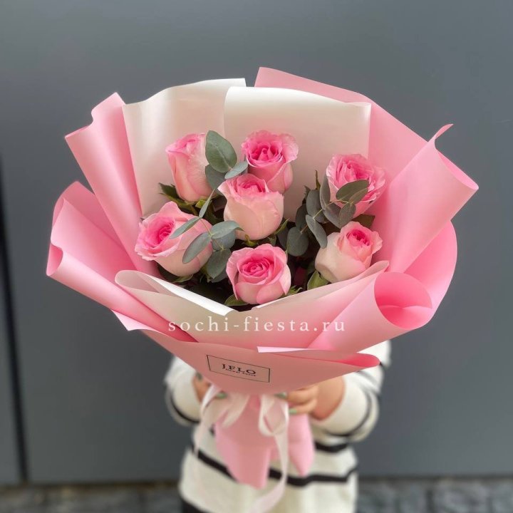 7 роз с эвкалиптом в Курске