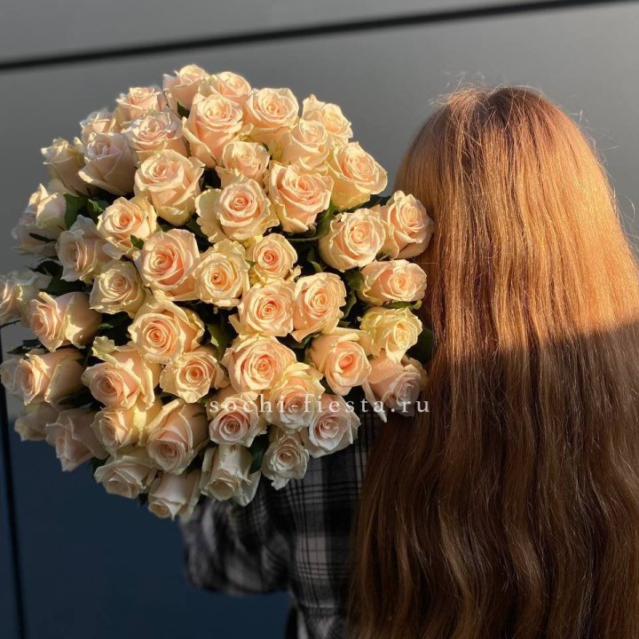 Охапка кремовых роз в Курске