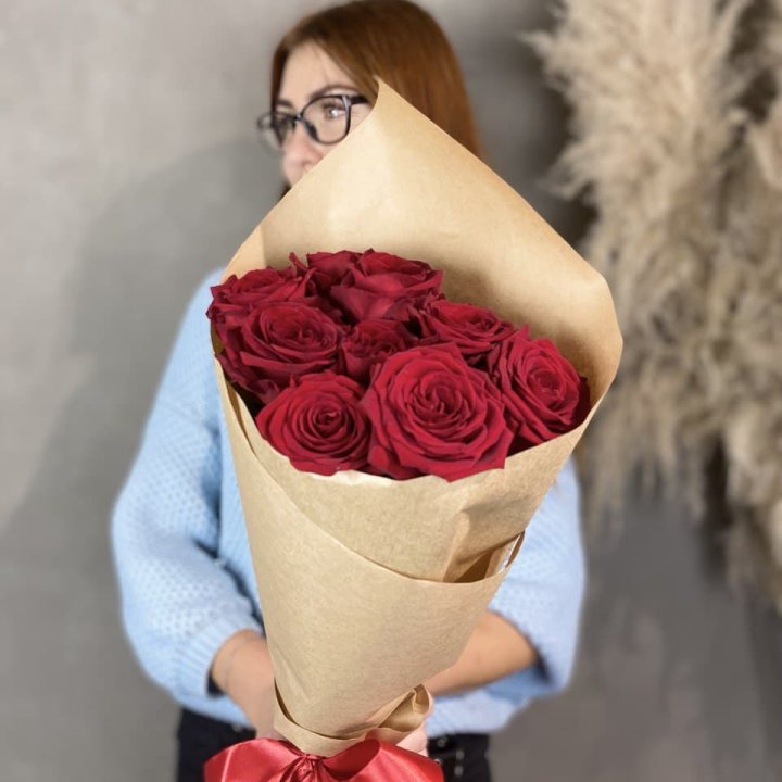9 красных роз в крафте в Курске