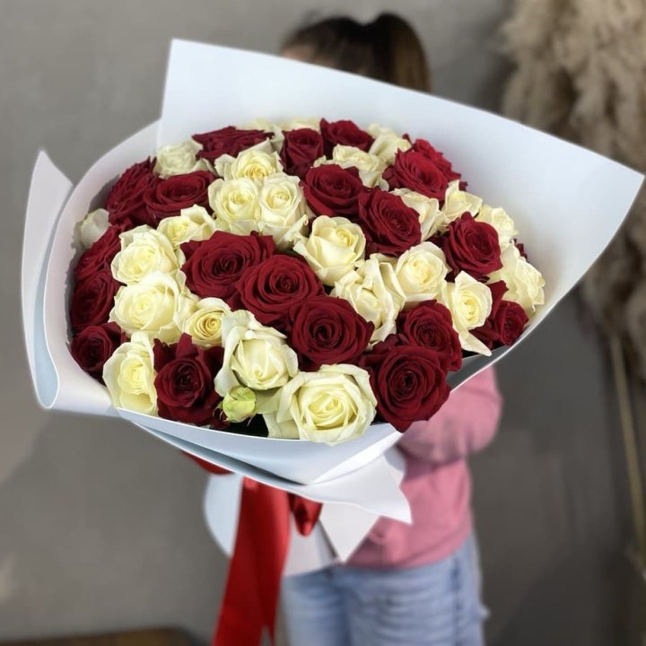 51 красная и белая роза в Курске