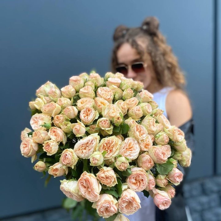 25 пионовидных роз в Курске