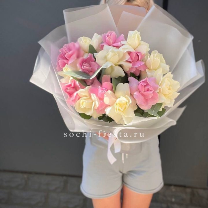 15 бело-розовых роз в Курске