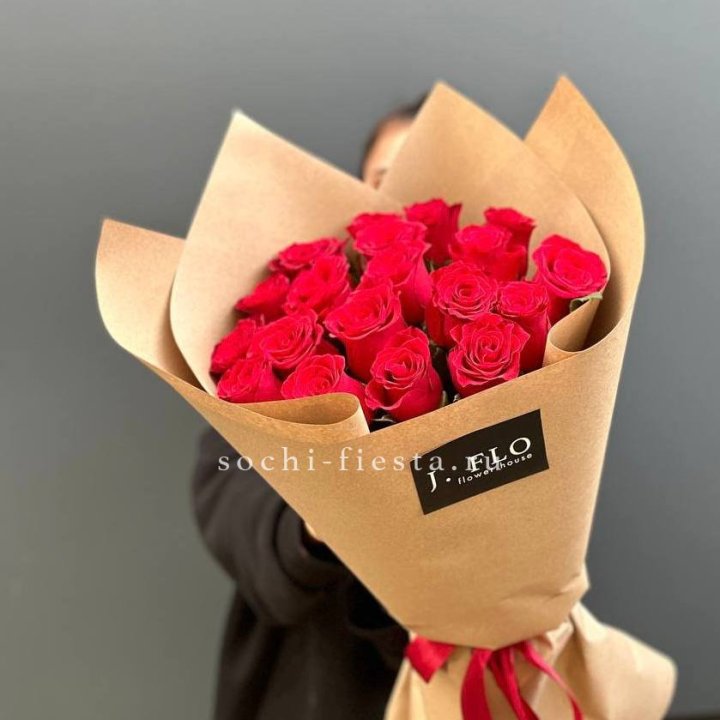 19 красных роз в крафте в Курске