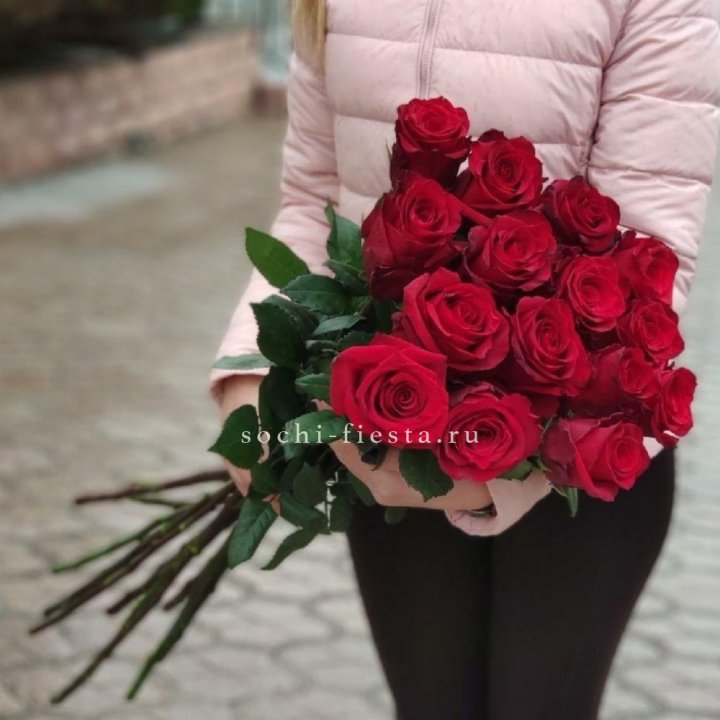 15 высоких красных роз в Курске