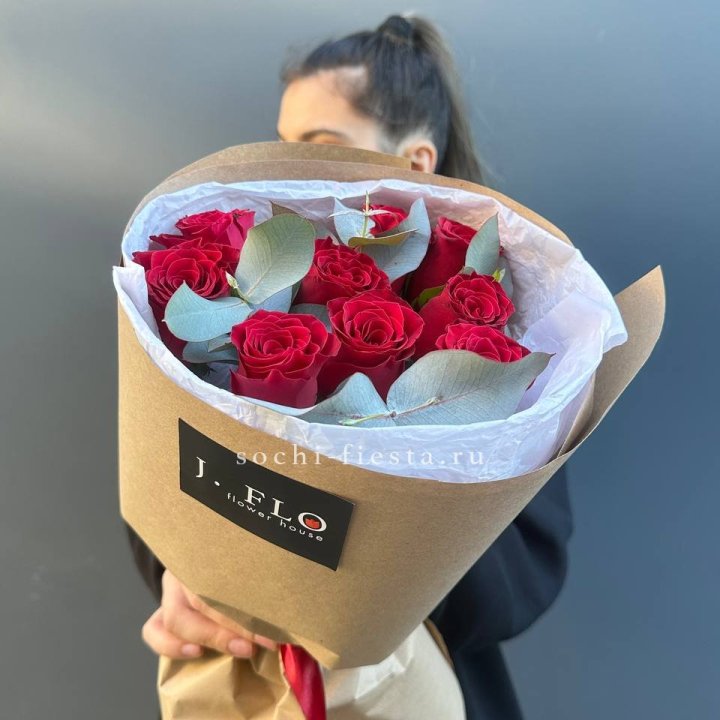 9 роз с эвкалиптом в Курске