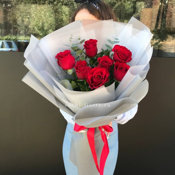 7 красных роз с эвкалиптом  в Курске