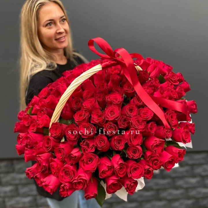 151 красная  роза в корзине в Курске