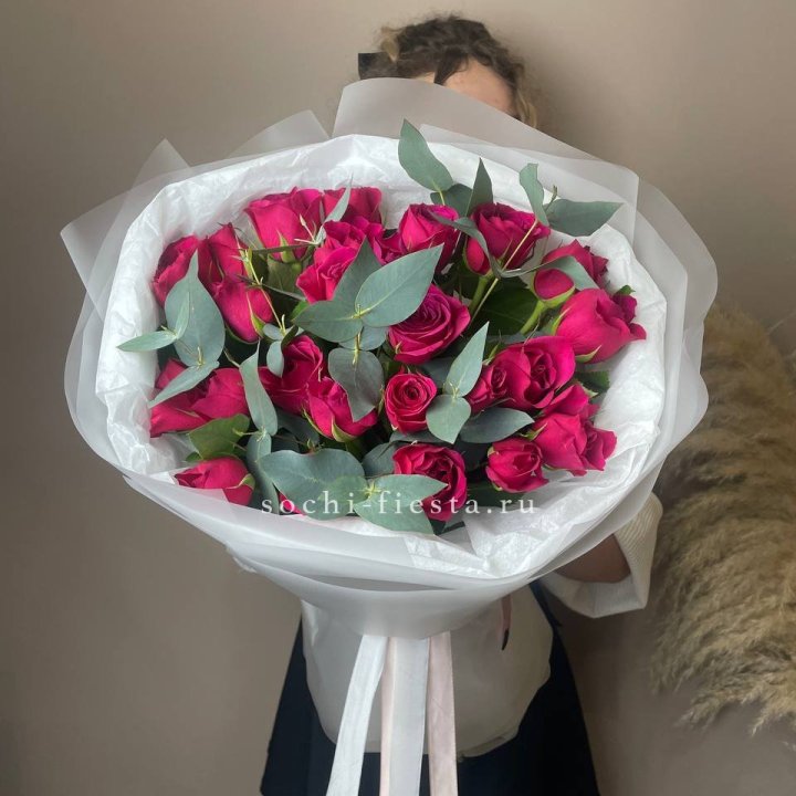 25 малиновых роз с эвкалиптом в Курске