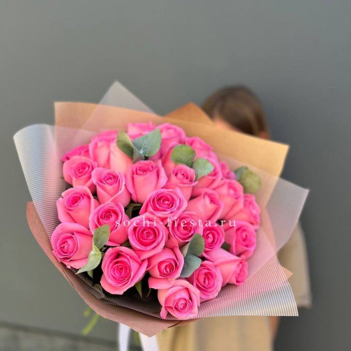 31 розовая роза с эвкалиптом в Курске