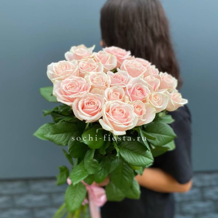 Высокие розовые розы в Курске