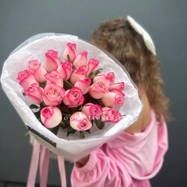 21 розовые розы Венди  в оформлении в Курске