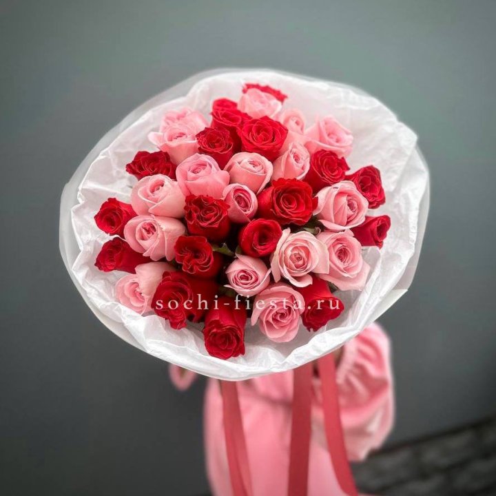 Букет красных и розовых 35 роз в Курске