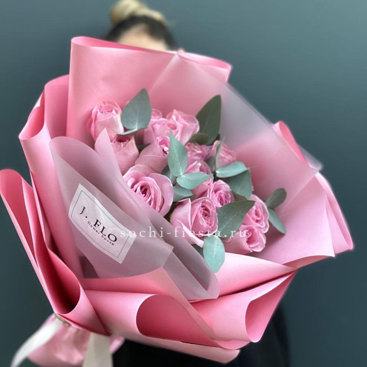 15 Розовых роз с эвкалиптом в Курске