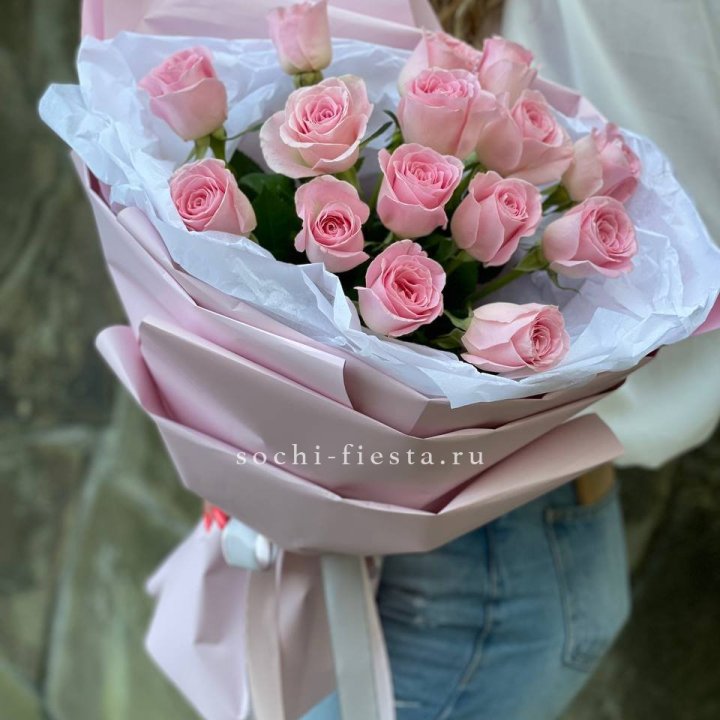 Розовые розы в авторском оформлении в Курске