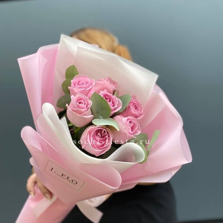 7 розовых роз с эвкалиптом в Курске