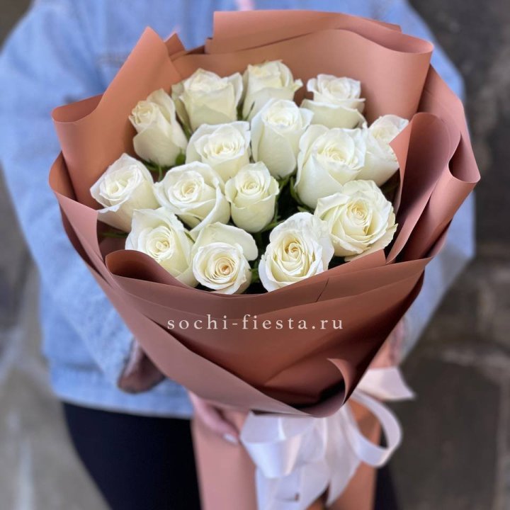 15 белых роз сиена в Курске