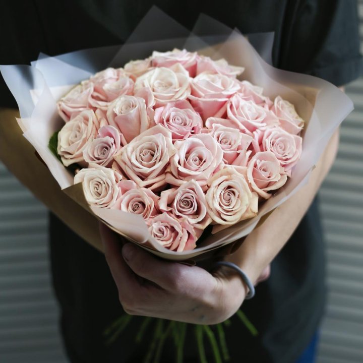 27 кремовых роз в Курске