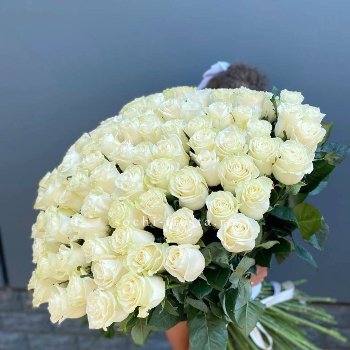 101 белая высокая роза в Курске