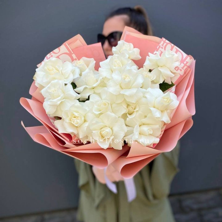 Белые розы "Аморе" в Курске