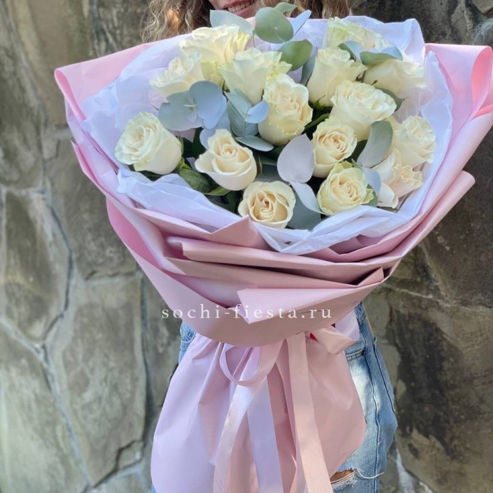 Белые розы в авторском оформлении в Курске