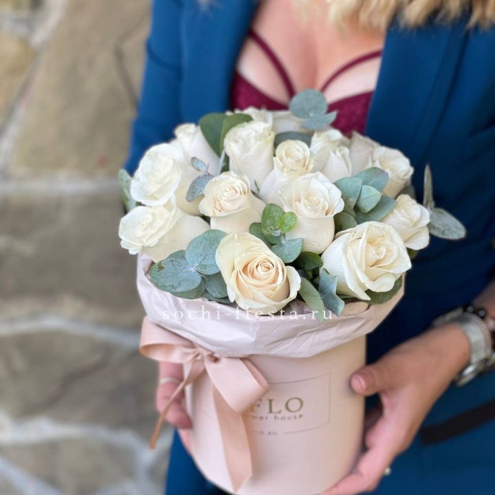 Цилиндр из белых роз в Курске