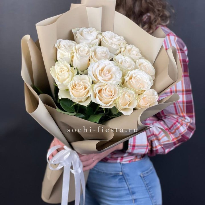 15 белых роз кофе в Курске