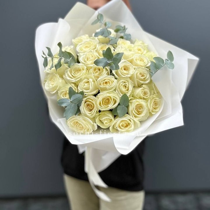 31 белая роза с эвкалиптом в Курске