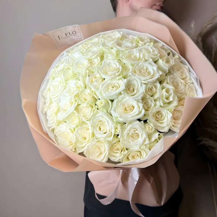 51 белая  роза в оформлении в Курске