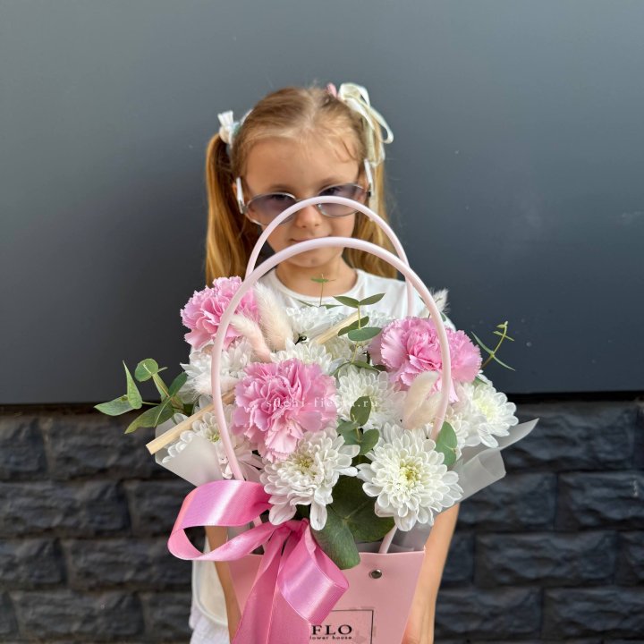 Сумочка из стойких хризантем и диантуса в Курске