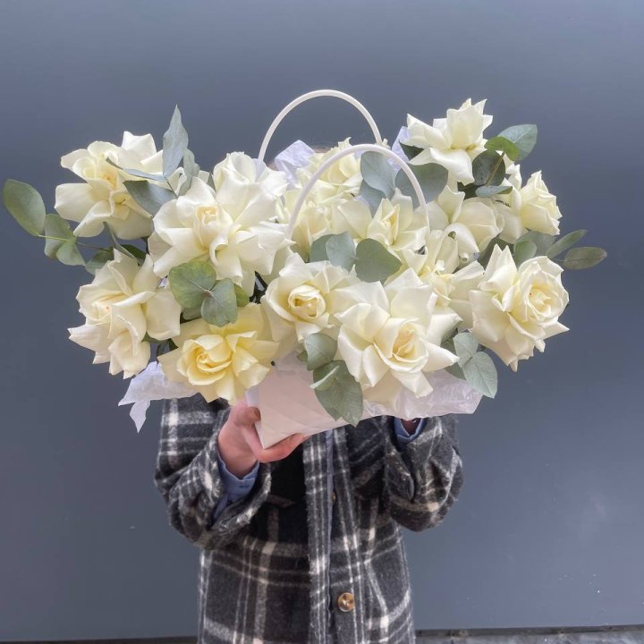 15 белых роз в сумочке в Курске