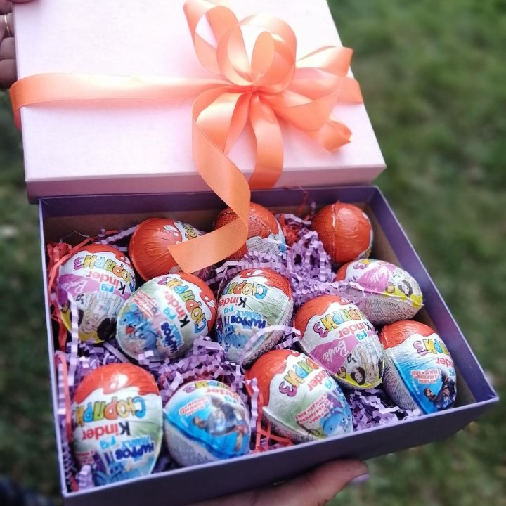 Коробка с киндерами в Курске