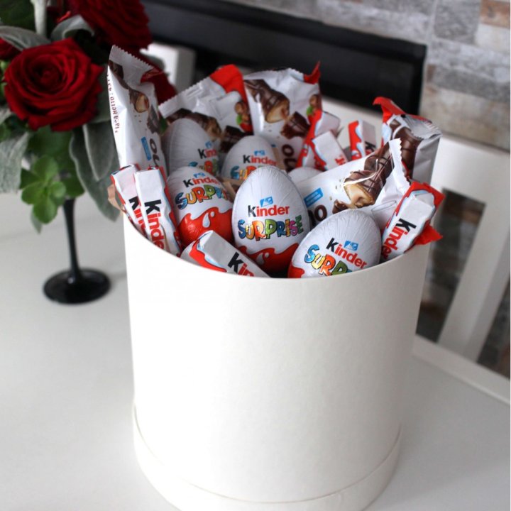 Коробка с киндерами  в Курске