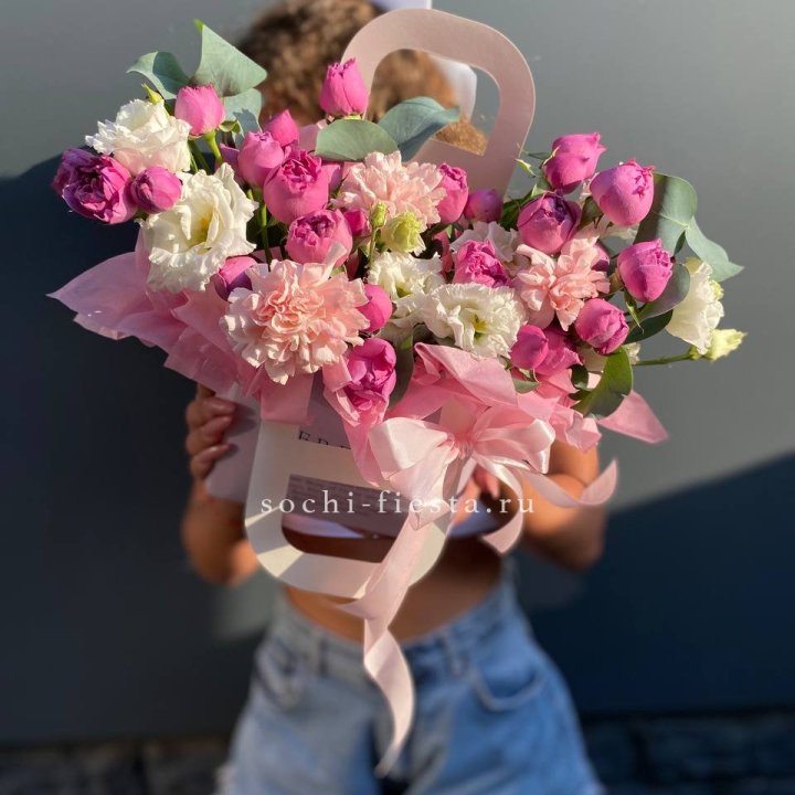 Сумочка с кустовой розой и диантусами в Курске